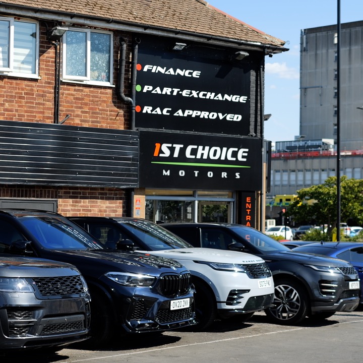 1st Choice Motors showroom entrance and vehicle line-up